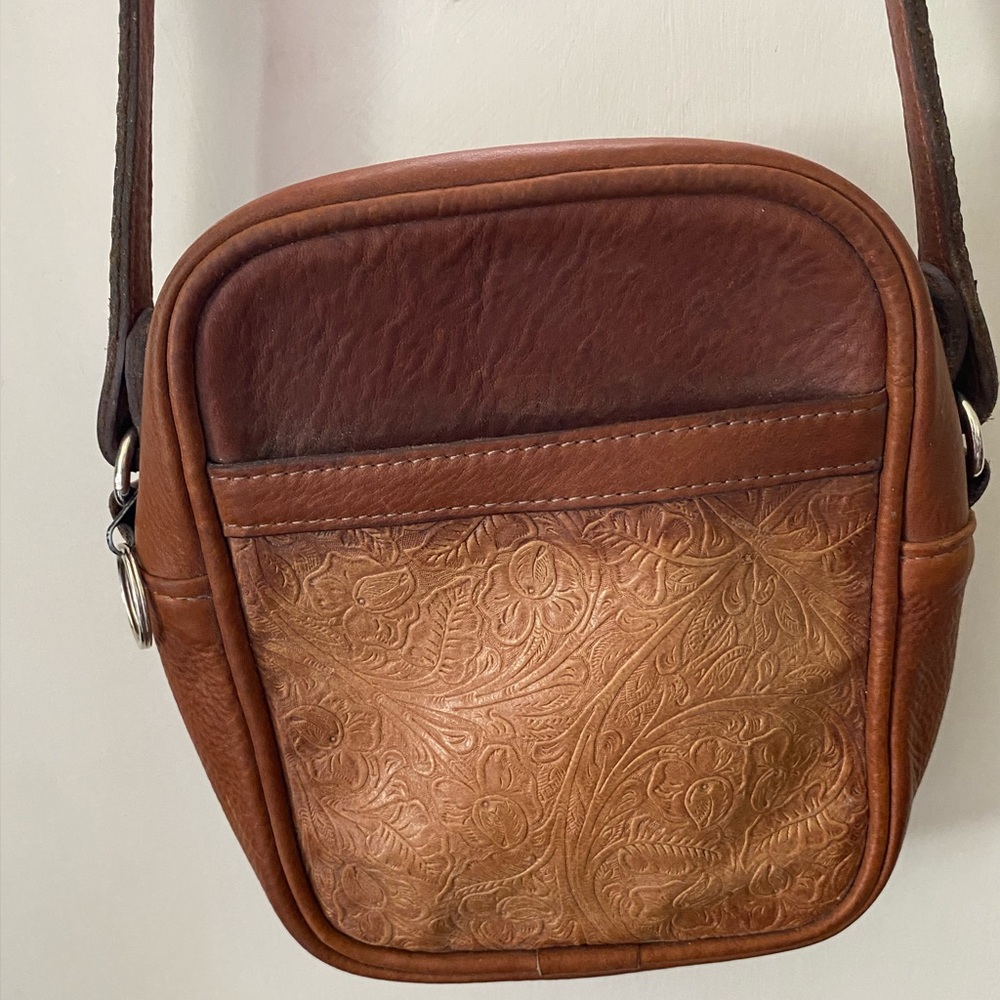 Brown Leather Shoulder Bag with Adjustable Strap and Classic Design